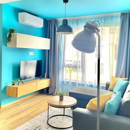 Апартамент Luxurious 1bdr By Kvartiri Ltd